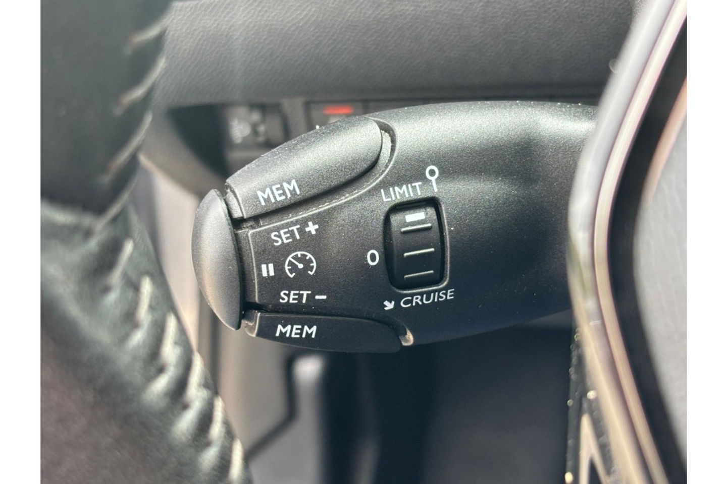 Peugeot 208 1.2 PURETECH ACTIVE AIRCO NAVI PDC CRUISE.