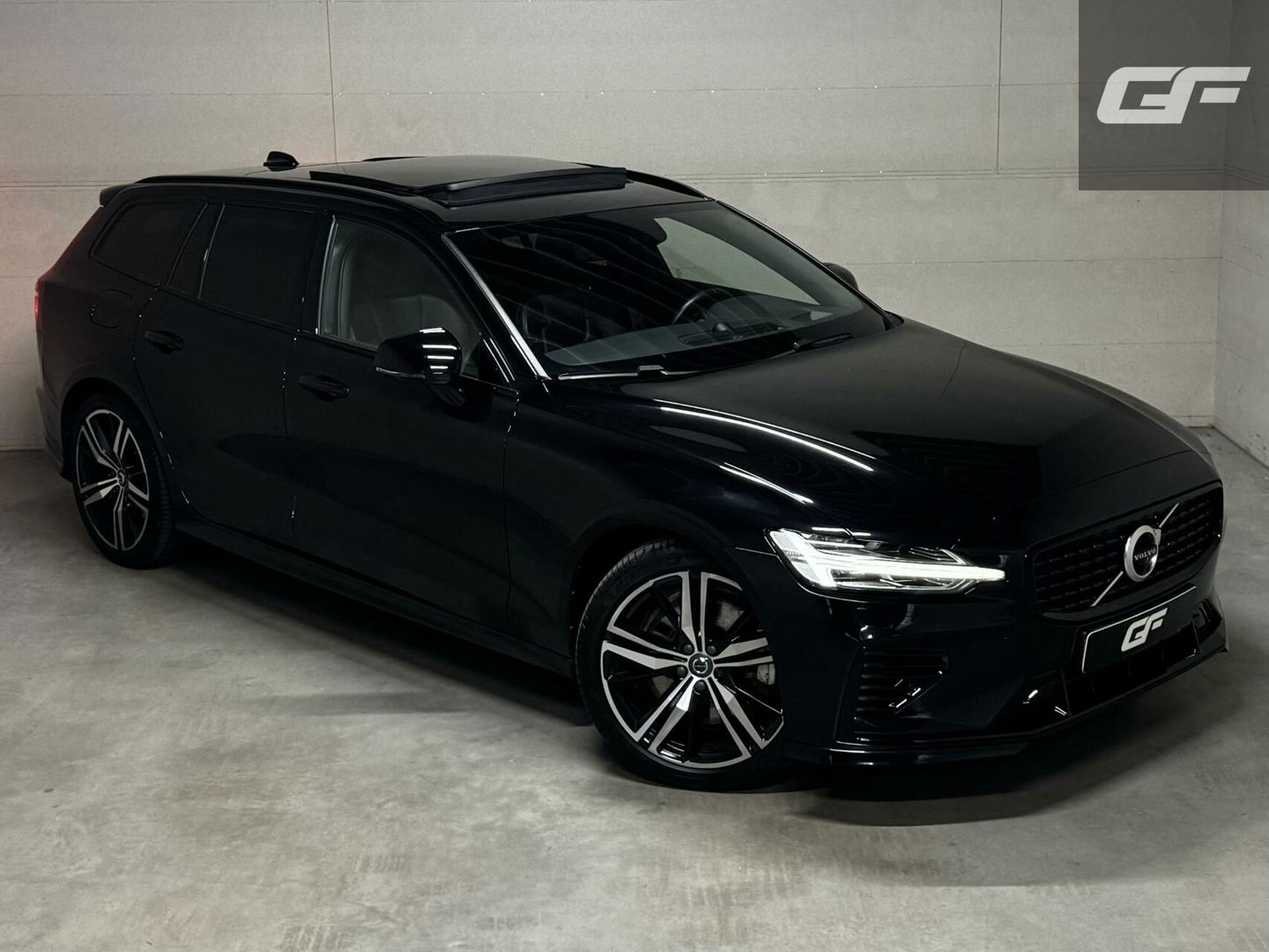Volvo V60 2.0 T8 Recharge AWD R-Design B&W 360° Pano HUD Trekh. NAP