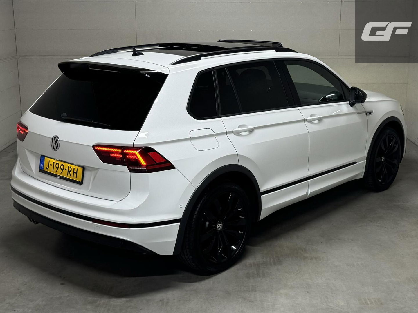 Volkswagen Tiguan 1.5 TSI R-Line Black Edition Pano Virtual Trekh. NAP