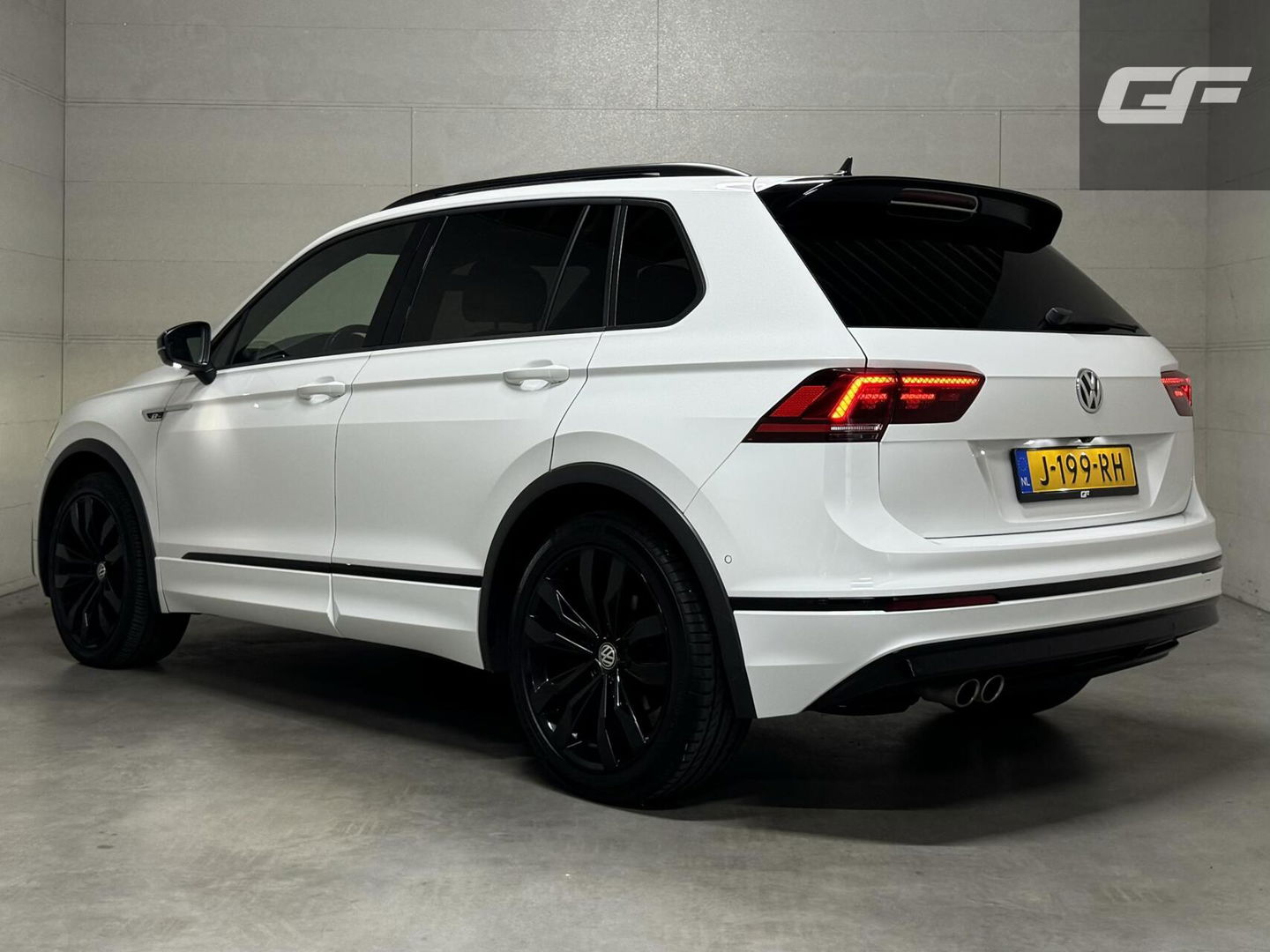 Volkswagen Tiguan 1.5 TSI R-Line Black Edition Pano Virtual Trekh. NAP