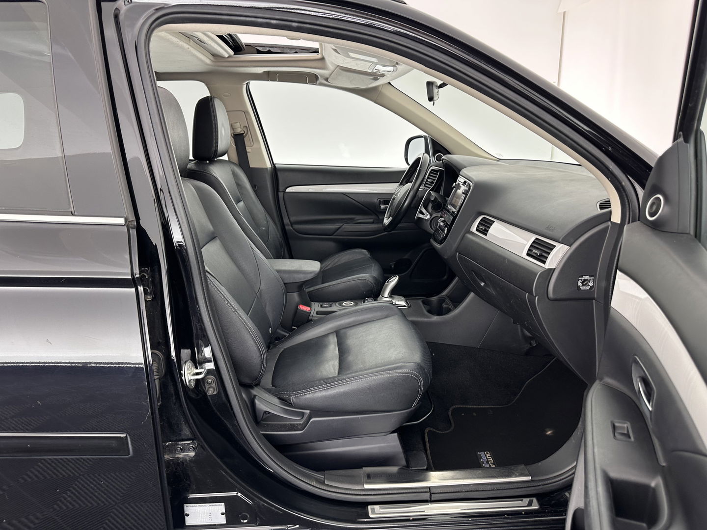 Mitsubishi Outlander 2.0 PHEV Instyle AUT. * PANO | NAVI-FULLMAP | KEYLESS | CAMERA | CLIMA | TREKHAAK | SHIFT-PADELS | LEER | 18'' LM*