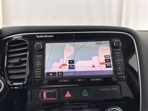 Mitsubishi Outlander 2.0 PHEV Instyle AUT. * PANO | NAVI-FULLMAP | KEYLESS | CAMERA | CLIMA | TREKHAAK | SHIFT-PADELS | LEER | 18'' LM*