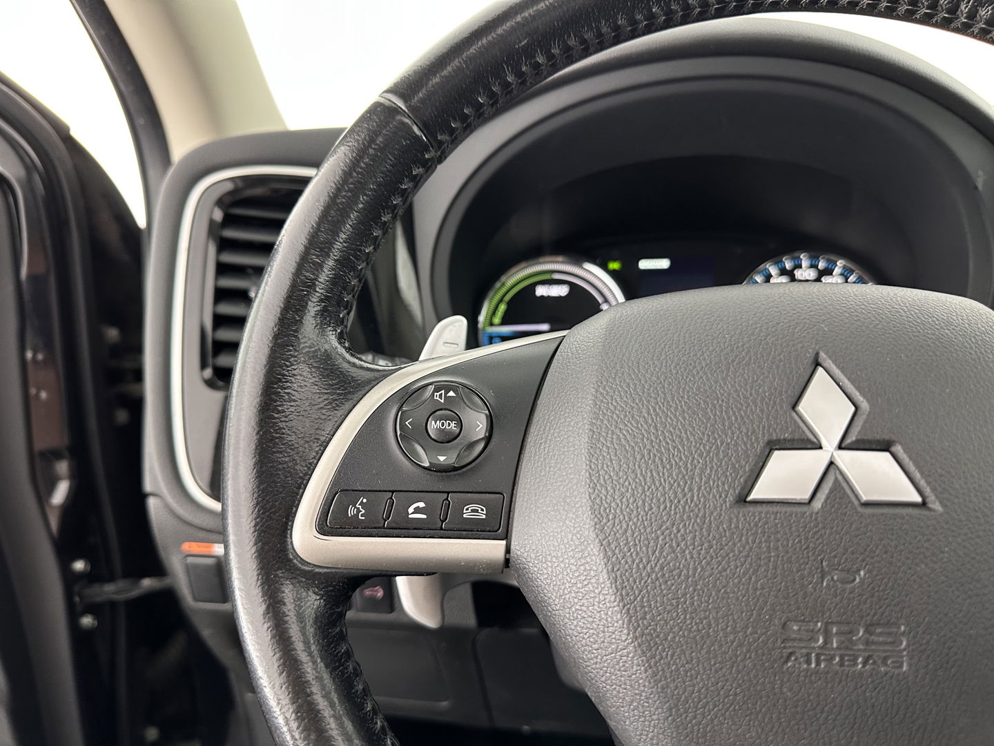 Mitsubishi Outlander 2.0 PHEV Instyle AUT. * PANO | NAVI-FULLMAP | KEYLESS | CAMERA | CLIMA | TREKHAAK | SHIFT-PADELS | LEER | 18'' LM*