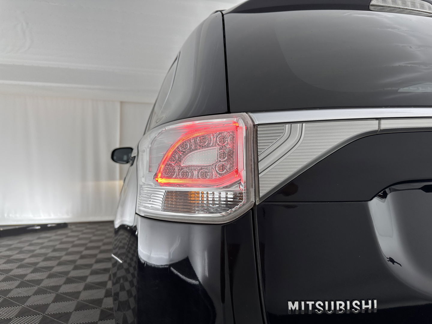 Mitsubishi Outlander 2.0 PHEV Instyle AUT. * PANO | NAVI-FULLMAP | KEYLESS | CAMERA | CLIMA | TREKHAAK | SHIFT-PADELS | LEER | 18'' LM*
