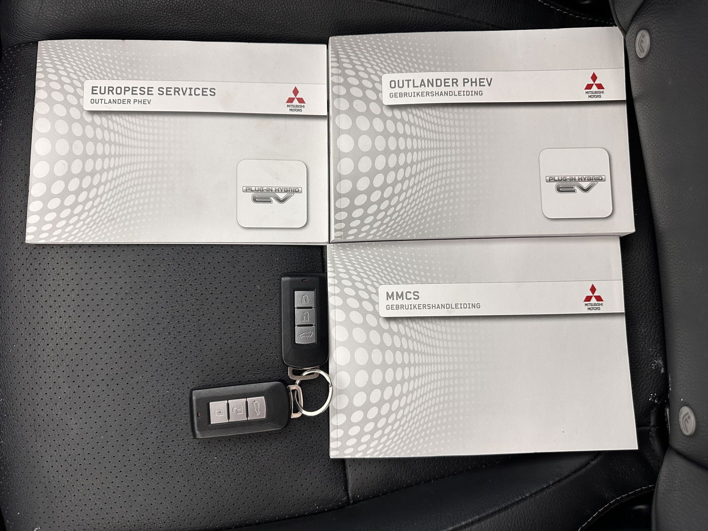 Mitsubishi Outlander 2.0 PHEV Instyle AUT. * PANO | NAVI-FULLMAP | KEYLESS | CAMERA | CLIMA | TREKHAAK | SHIFT-PADELS | LEER | 18'' LM*