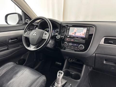 Mitsubishi Outlander 2.0 PHEV Instyle AUT. * PANO | NAVI-FULLMAP | KEYLESS | CAMERA | CLIMA | TREKHAAK | SHIFT-PADELS | LEER | 18'' LM*