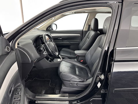 Mitsubishi Outlander 2.0 PHEV Instyle AUT. * PANO | NAVI-FULLMAP | KEYLESS | CAMERA | CLIMA | TREKHAAK | SHIFT-PADELS | LEER | 18'' LM*