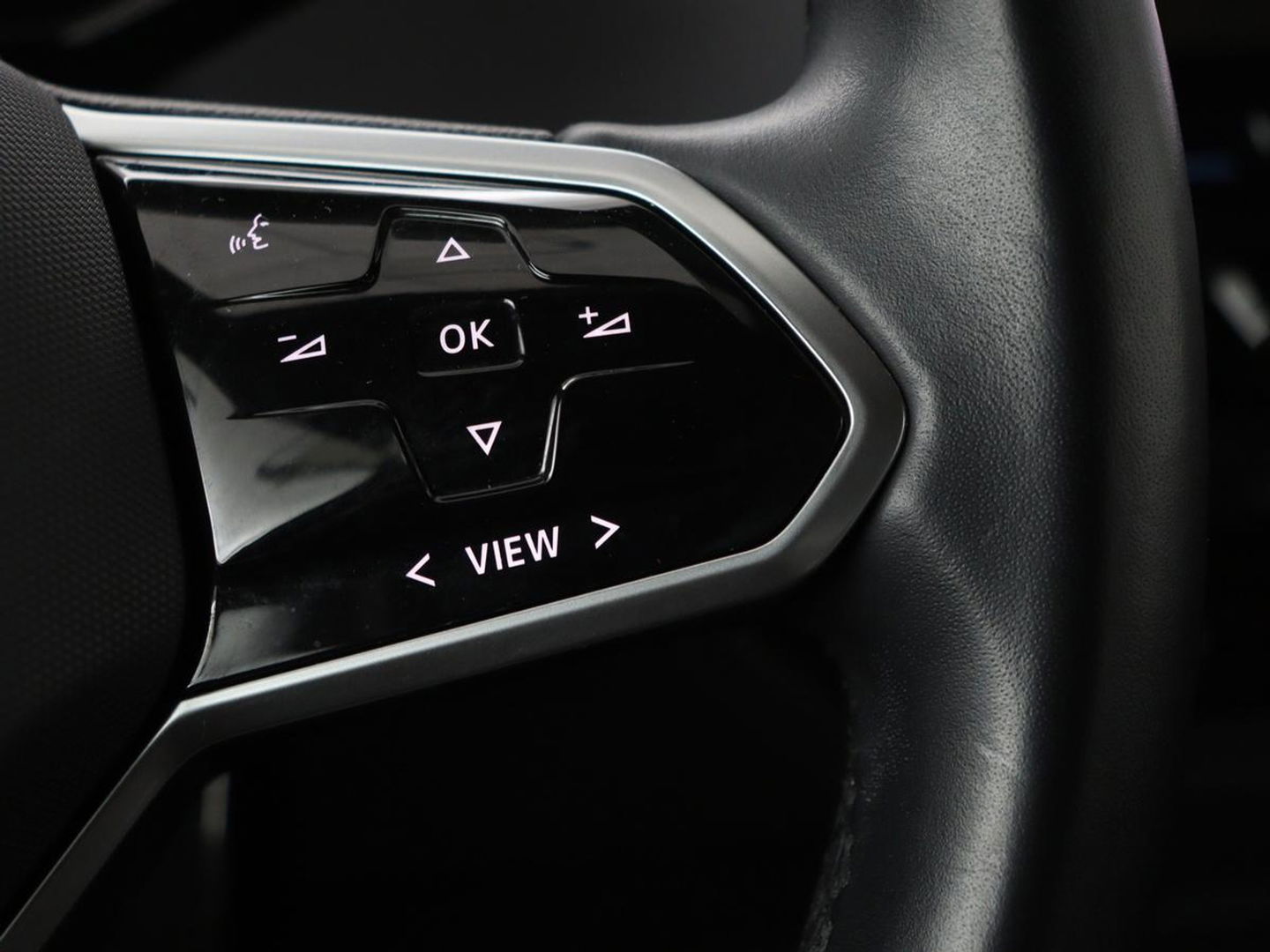 Volkswagen ID.3 First 58 kWh | Stoel & stuurverwarming | Carplay | Trekhaak | Adaptive cruise | Full LED | Navigatie | Parkeerhulp | Climate control