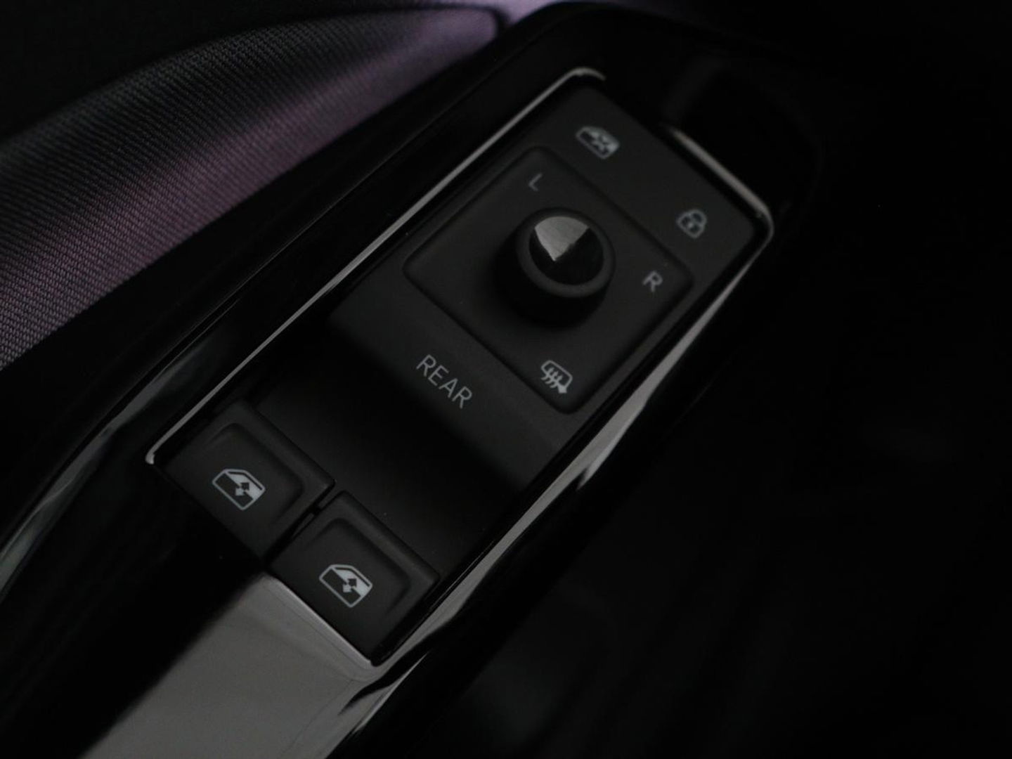Volkswagen ID.3 First 58 kWh | Stoel & stuurverwarming | Carplay | Trekhaak | Adaptive cruise | Full LED | Navigatie | Parkeerhulp | Climate control