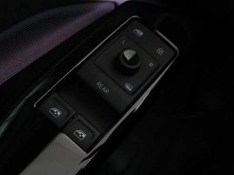 Volkswagen ID.3 First 58 kWh | Stoel & stuurverwarming | Carplay | Trekhaak | Adaptive cruise | Full LED | Navigatie | Parkeerhulp | Climate control