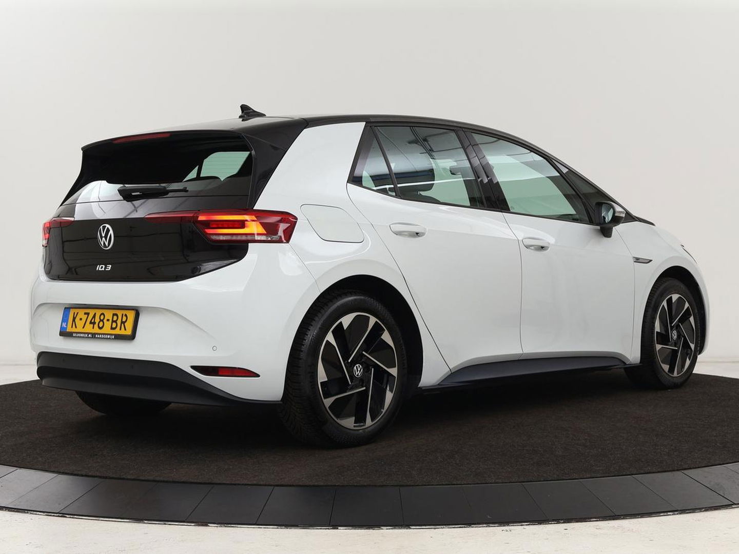 Volkswagen ID.3 First 58 kWh | Stoel & stuurverwarming | Carplay | Trekhaak | Adaptive cruise | Full LED | Navigatie | Parkeerhulp | Climate control