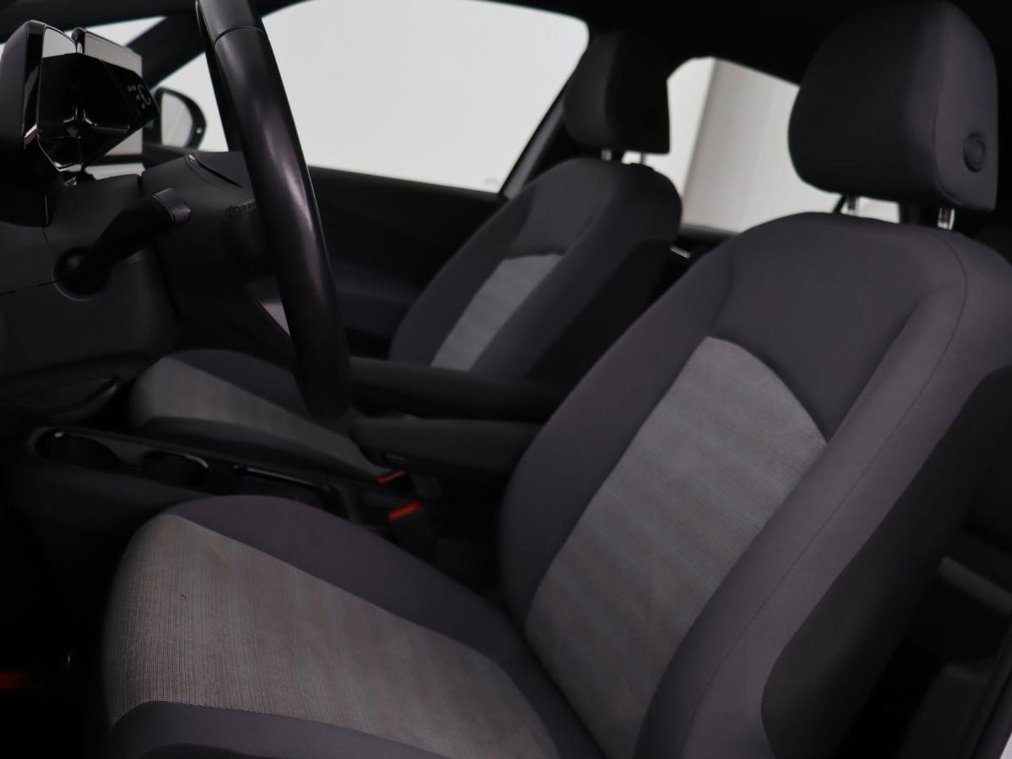 Volkswagen ID.3 First 58 kWh | Stoel & stuurverwarming | Carplay | Trekhaak | Adaptive cruise | Full LED | Navigatie | Parkeerhulp | Climate control