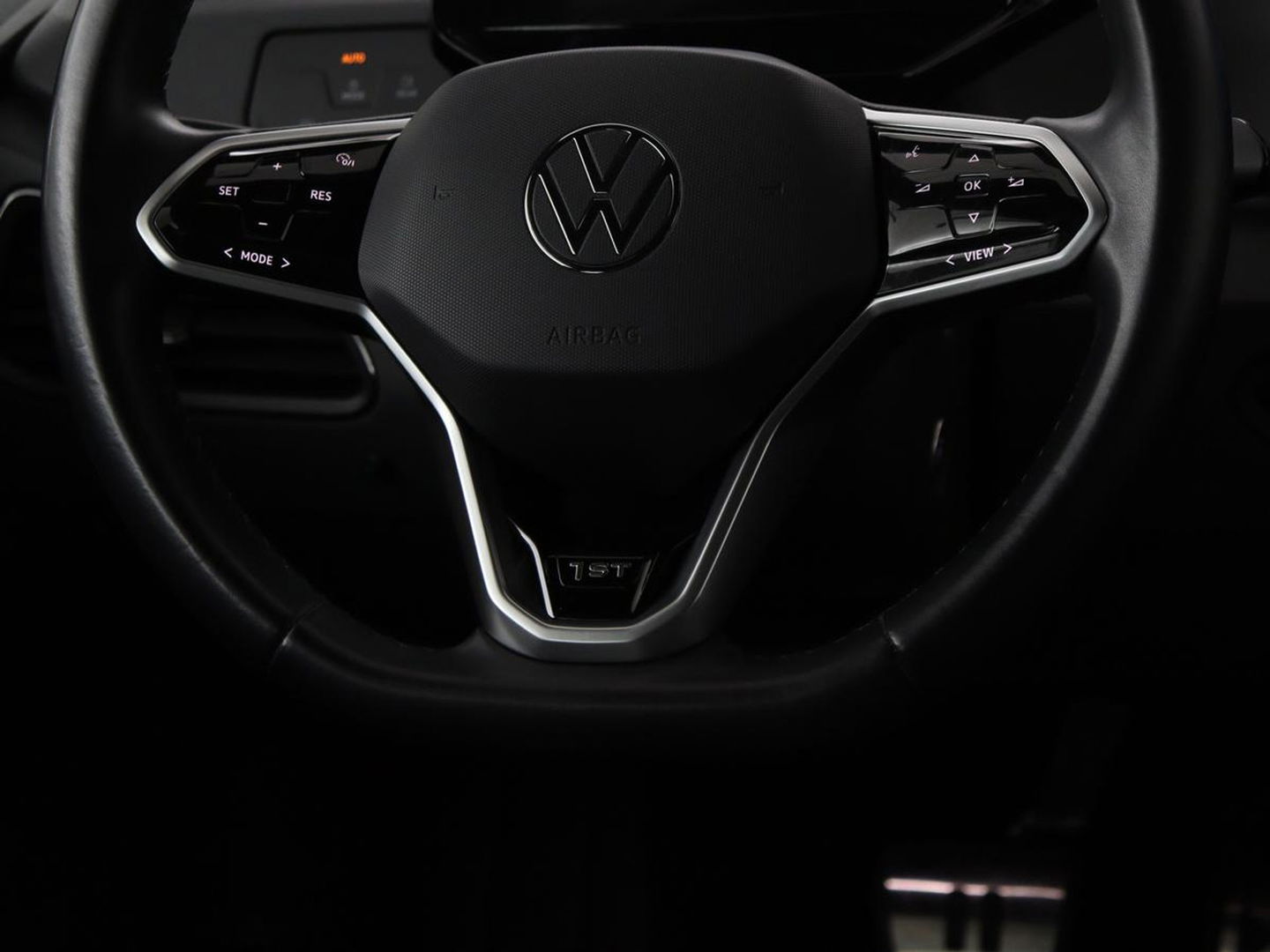 Volkswagen ID.3 First 58 kWh | Stoel & stuurverwarming | Carplay | Trekhaak | Adaptive cruise | Full LED | Navigatie | Parkeerhulp | Climate control