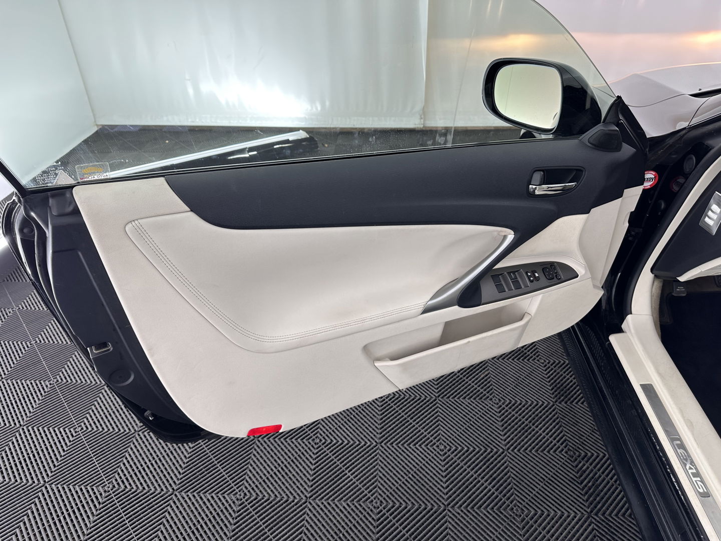 Lexus IS Cabriolet 250C Luxury AUT. * LUXURY-LEATHER | NAVI-FULLMAP | KEYLESS | PDC | SHIFT-PADDLES | CRUISE | ECC | HEATED-SEATS | CAMERA | AIRSCARF | 18''ALU *