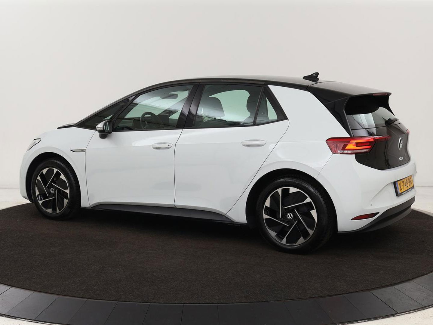 Volkswagen ID.3 First 58 kWh | Stoel & stuurverwarming | Carplay | Trekhaak | Adaptive cruise | Full LED | Navigatie | Parkeerhulp | Climate control