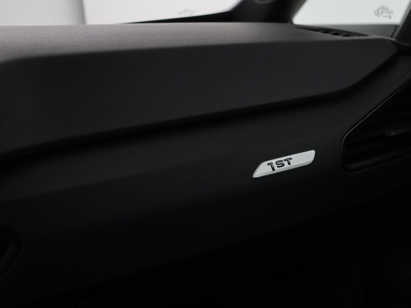Volkswagen ID.3 First 58 kWh | Stoel & stuurverwarming | Carplay | Trekhaak | Adaptive cruise | Full LED | Navigatie | Parkeerhulp | Climate control