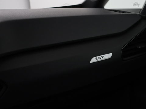 Volkswagen ID.3 First 58 kWh | Stoel & stuurverwarming | Carplay | Trekhaak | Adaptive cruise | Full LED | Navigatie | Parkeerhulp | Climate control