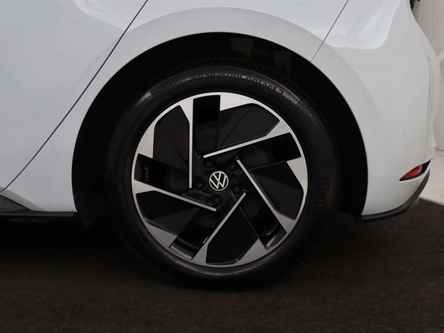 Volkswagen ID.3 First 58 kWh | Stoel & stuurverwarming | Carplay | Trekhaak | Adaptive cruise | Full LED | Navigatie | Parkeerhulp | Climate control