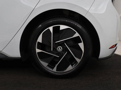 Volkswagen ID.3 First 58 kWh | Stoel & stuurverwarming | Carplay | Trekhaak | Adaptive cruise | Full LED | Navigatie | Parkeerhulp | Climate control