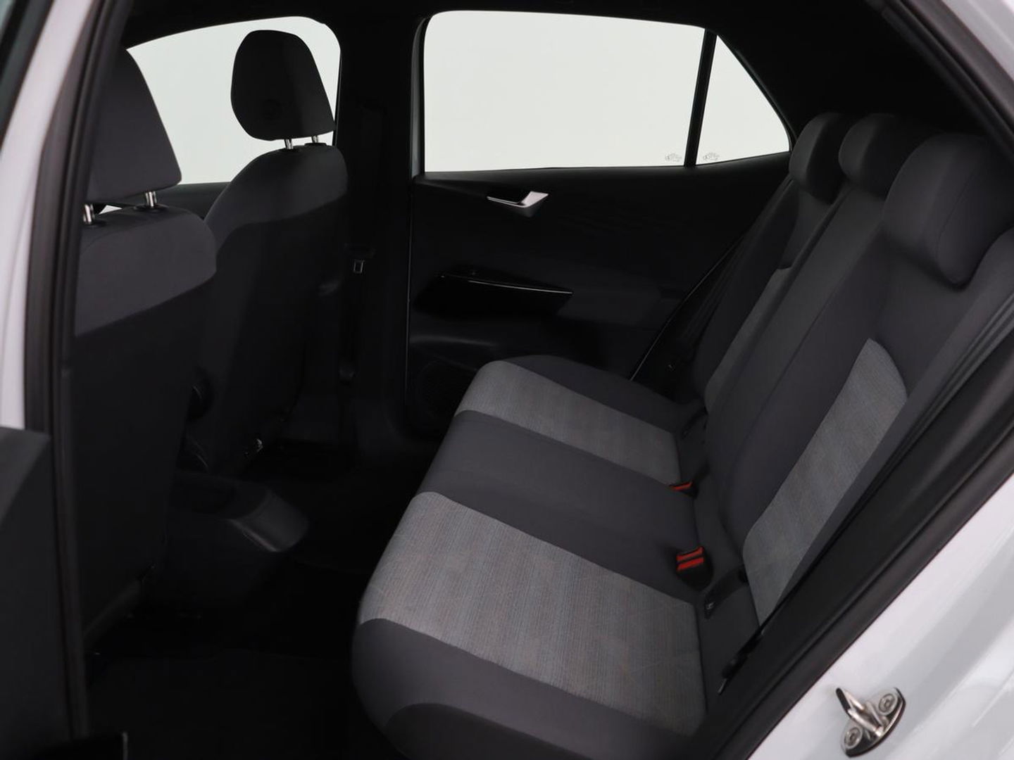 Volkswagen ID.3 First 58 kWh | Stoel & stuurverwarming | Carplay | Trekhaak | Adaptive cruise | Full LED | Navigatie | Parkeerhulp | Climate control