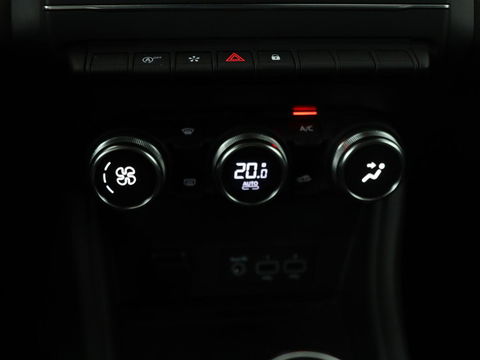 Renault Captur 1.0 TCe Intens | Trekhaak | Camera | Carplay | Climate control | Keyless | Full LED | Cruise control | Bluetooth | Getint glas