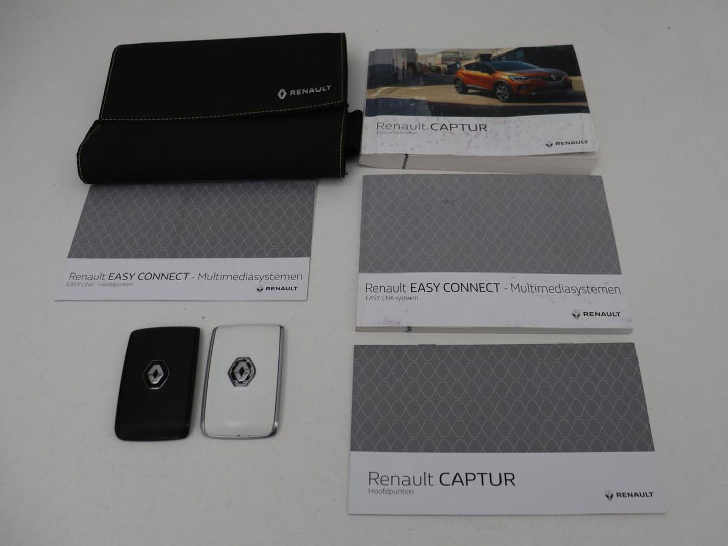 Renault Captur 1.3 TCe Intens | 140pk | Trekhaak | Camera | Navigatie | Half leder | Climate control | Keyless | Cruise control | Full LED