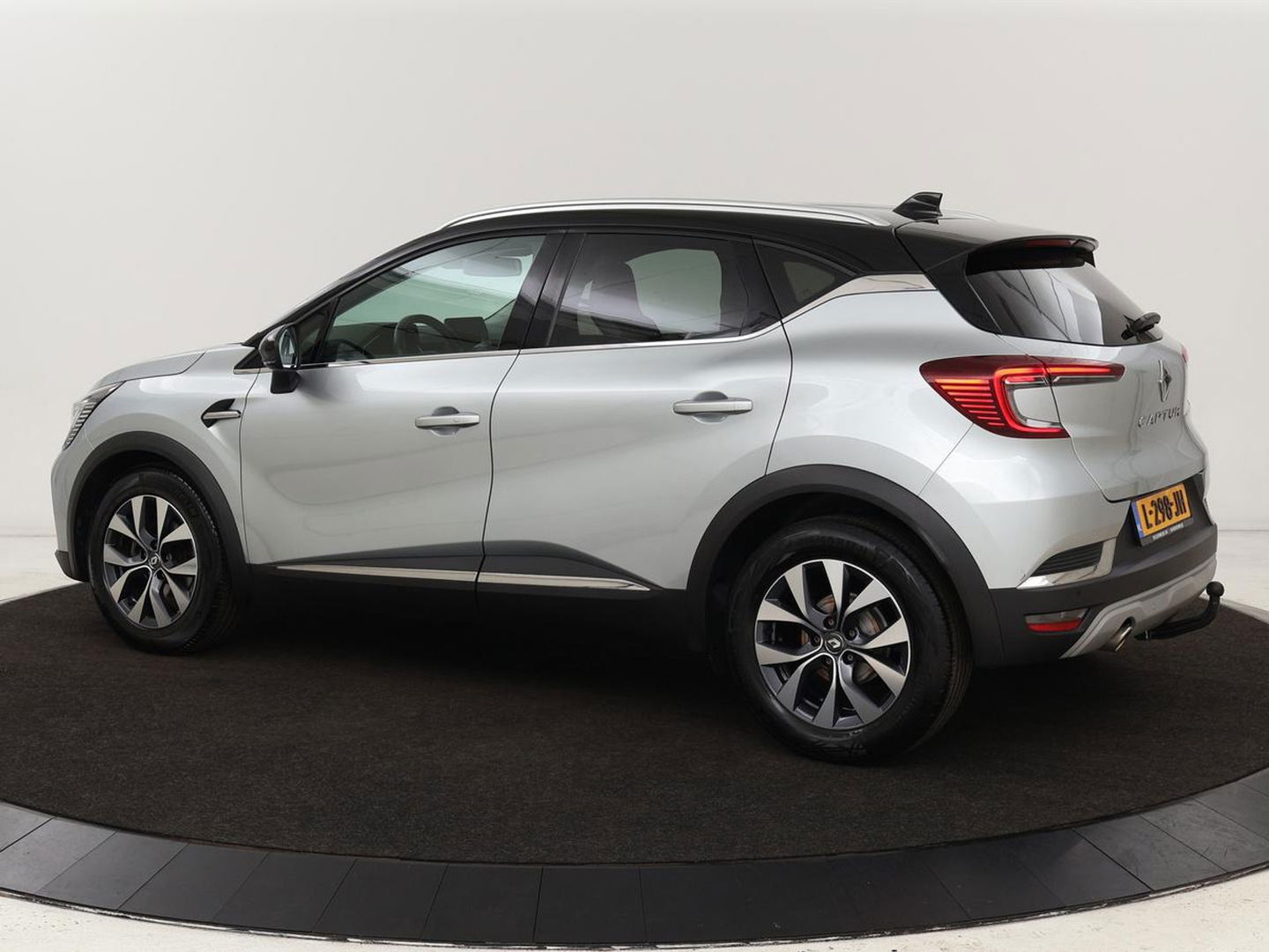 Renault Captur 1.3 TCe Intens | 140pk | Trekhaak | Camera | Navigatie | Half leder | Climate control | Keyless | Cruise control | Full LED