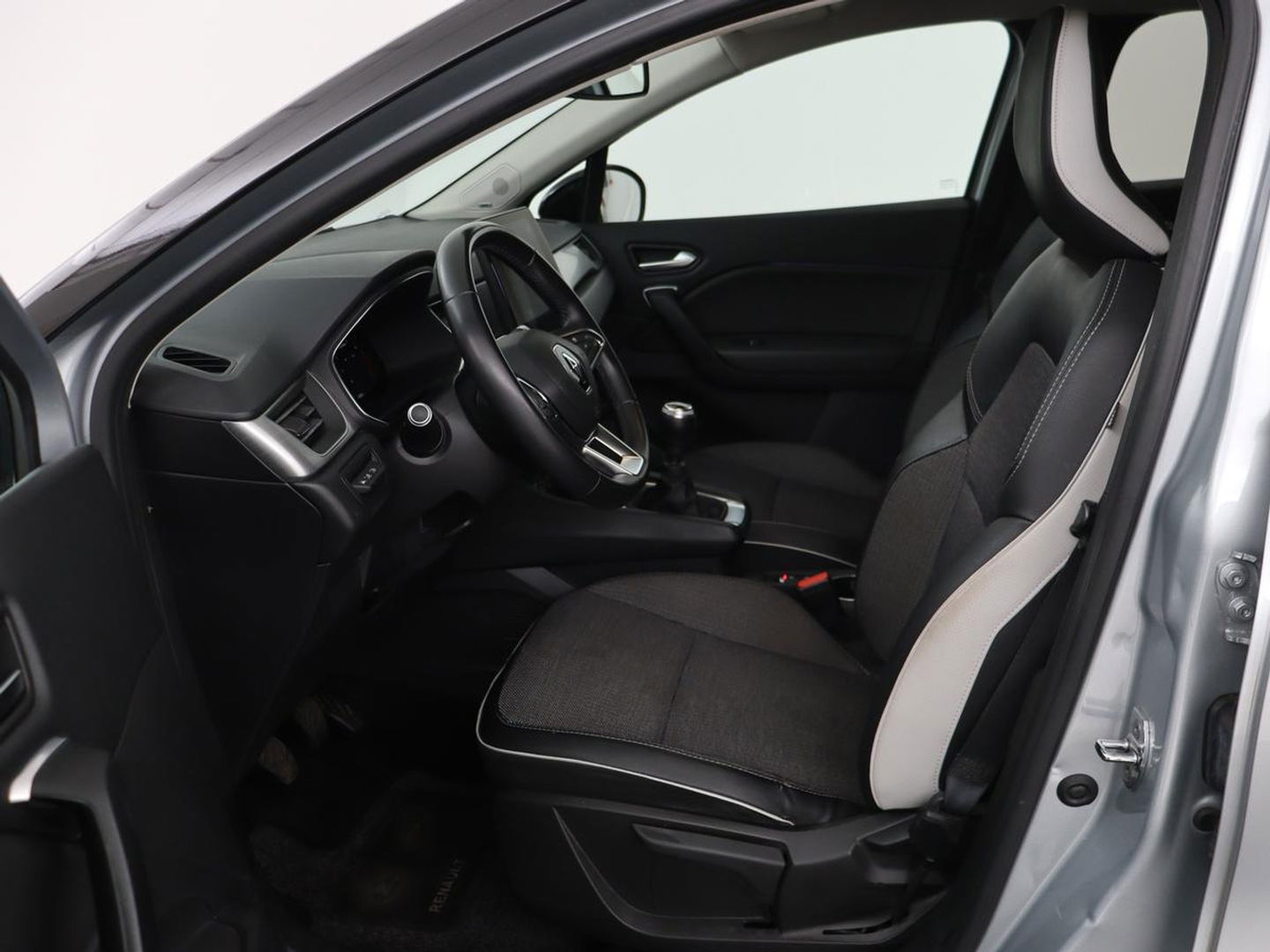 Renault Captur 1.3 TCe Intens | 140pk | Trekhaak | Camera | Navigatie | Half leder | Climate control | Keyless | Cruise control | Full LED