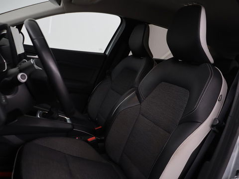 Renault Captur 1.3 TCe Intens | 140pk | Trekhaak | Camera | Navigatie | Half leder | Climate control | Keyless | Cruise control | Full LED