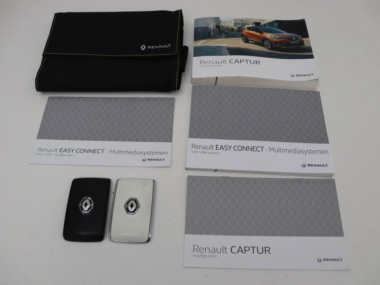 Renault Captur 1.3 TCe Edition One | 154pk | Automaat | Trekhaak | Camera | Half leder | Carplay | BOSE Sound | Full LED | Navigatie | Climate control