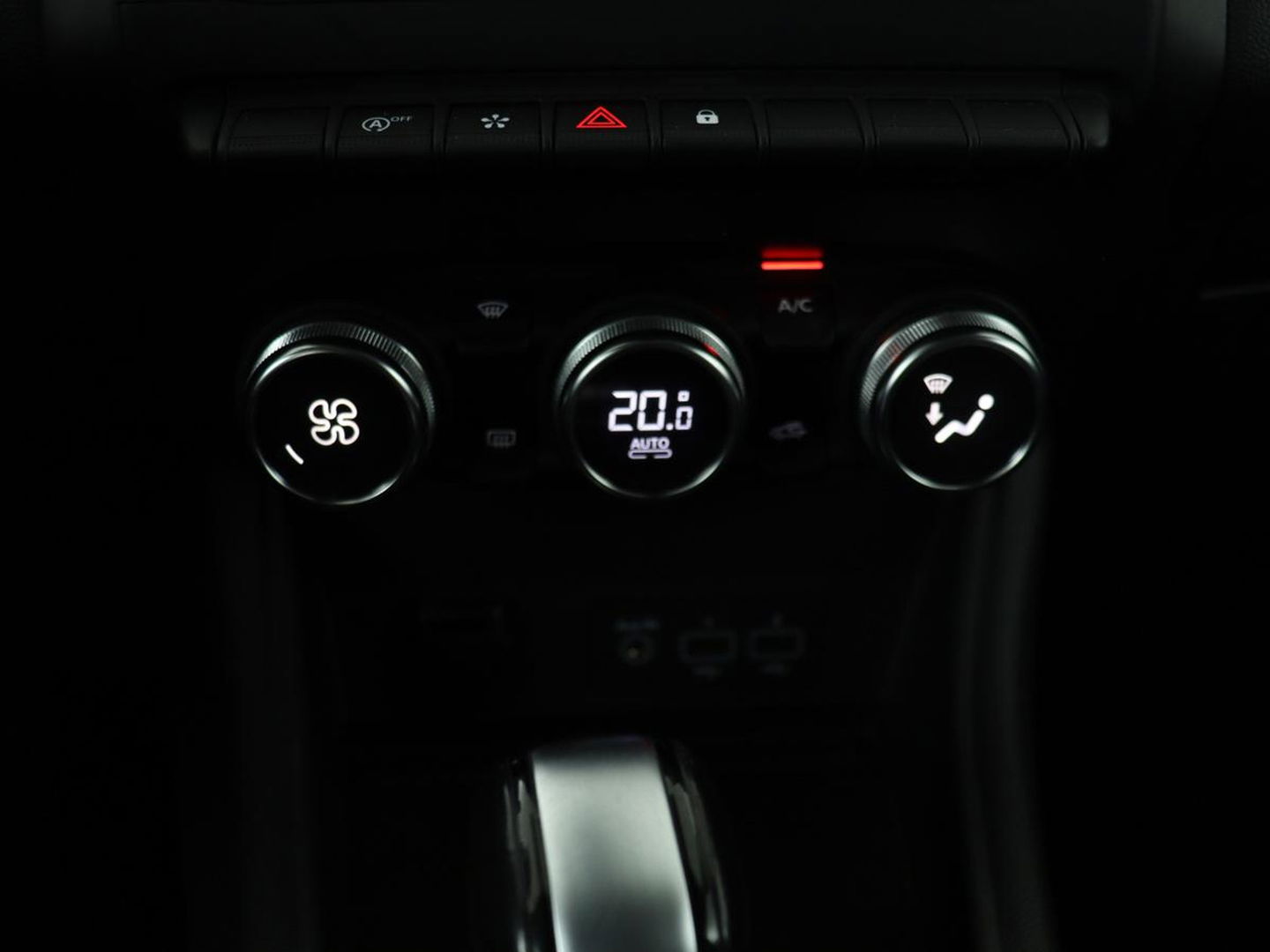 Renault Captur 1.3 TCe Edition One | 154pk | Automaat | Trekhaak | Camera | Half leder | Carplay | BOSE Sound | Full LED | Navigatie | Climate control