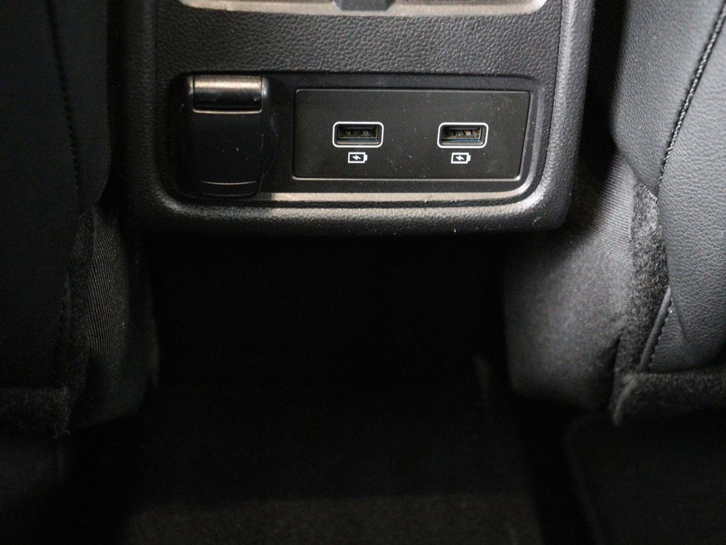 Renault Captur 1.3 TCe Edition One | 154pk | Automaat | Trekhaak | Camera | Half leder | Carplay | BOSE Sound | Full LED | Navigatie | Climate control