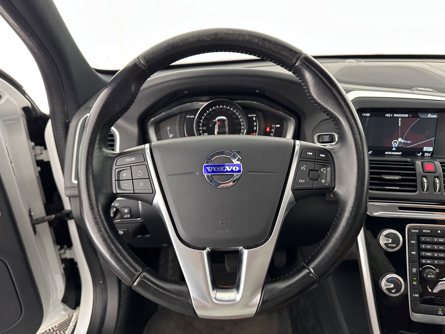 Volvo XC60 2.0 D4 FWD Nordic+ AUT. * PANO | NAVI-FULLMAP | ECC | CRUISE | CAMERA | PDC | LEER *