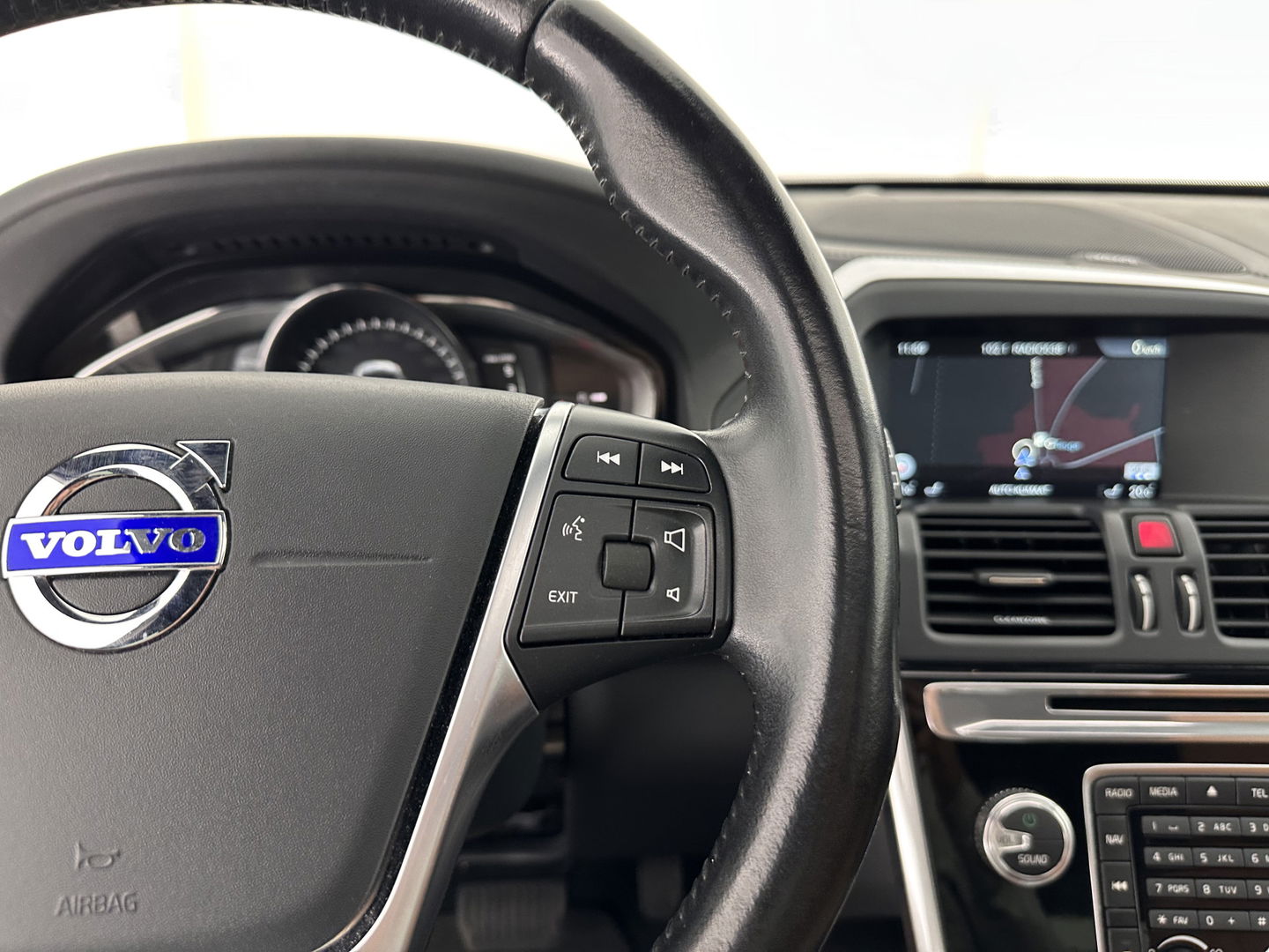 Volvo XC60 2.0 D4 FWD Nordic+ AUT. * PANO | NAVI-FULLMAP | ECC | CRUISE | CAMERA | PDC | LEER *