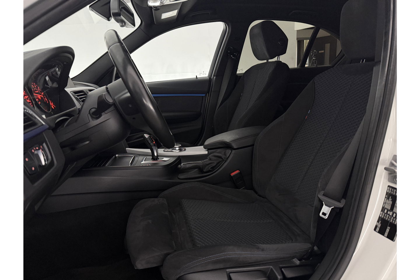BMW 3 Serie 318i Executive M-Sport Sfeerverlichting LED Clima Cruise Navigatie PDC 18''LMV