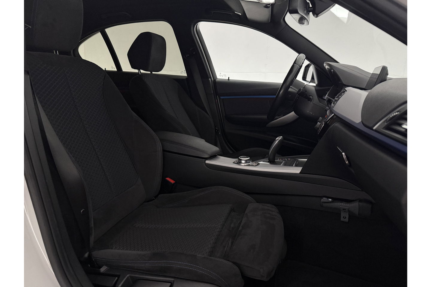 BMW 3 Serie 318i Executive M-Sport Sfeerverlichting LED Clima Cruise Navigatie PDC 18''LMV