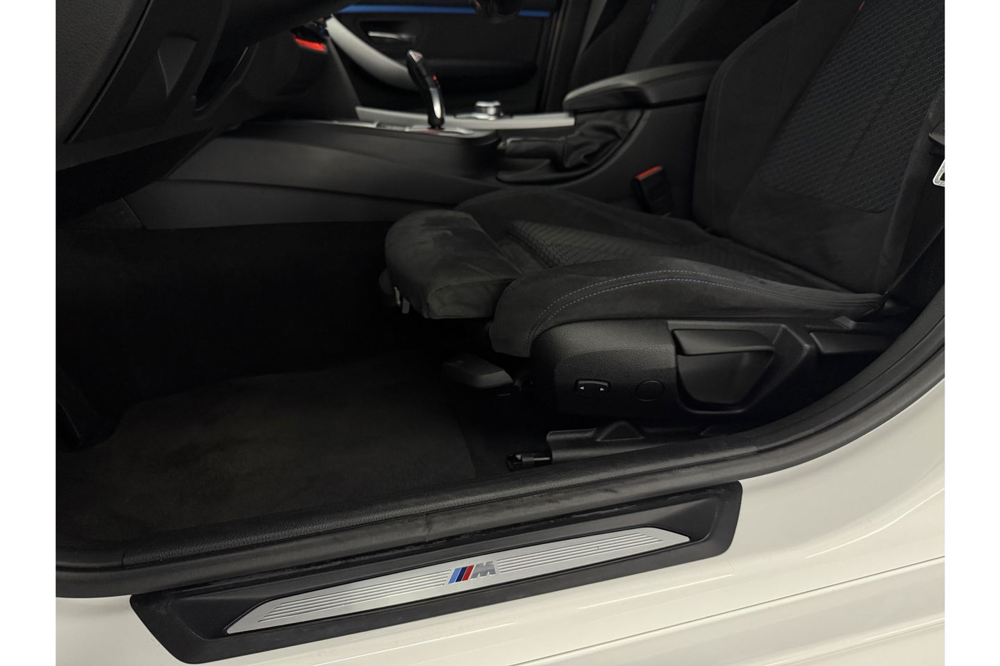 BMW 3 Serie 318i Executive M-Sport Sfeerverlichting LED Clima Cruise Navigatie PDC 18''LMV