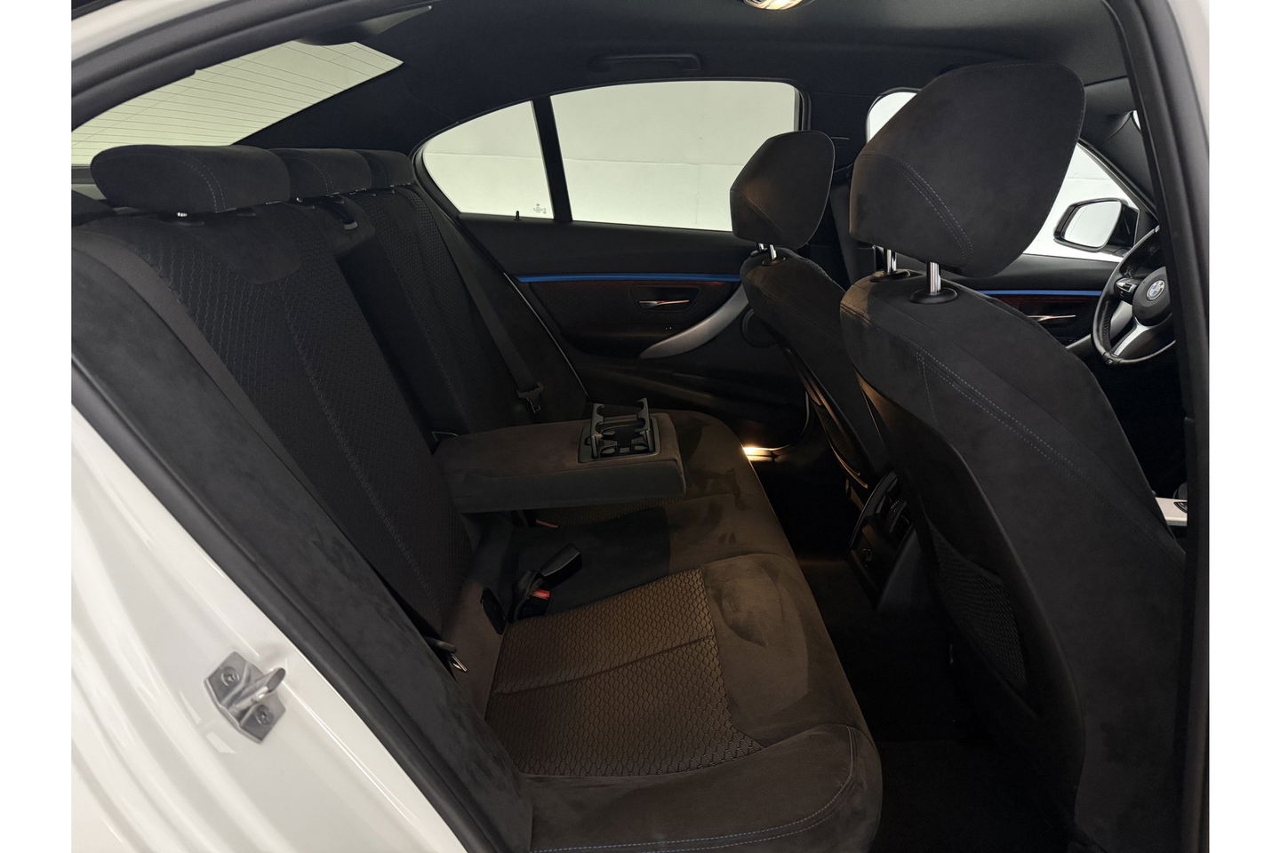 BMW 3 Serie 318i Executive M-Sport Sfeerverlichting LED Clima Cruise Navigatie PDC 18''LMV
