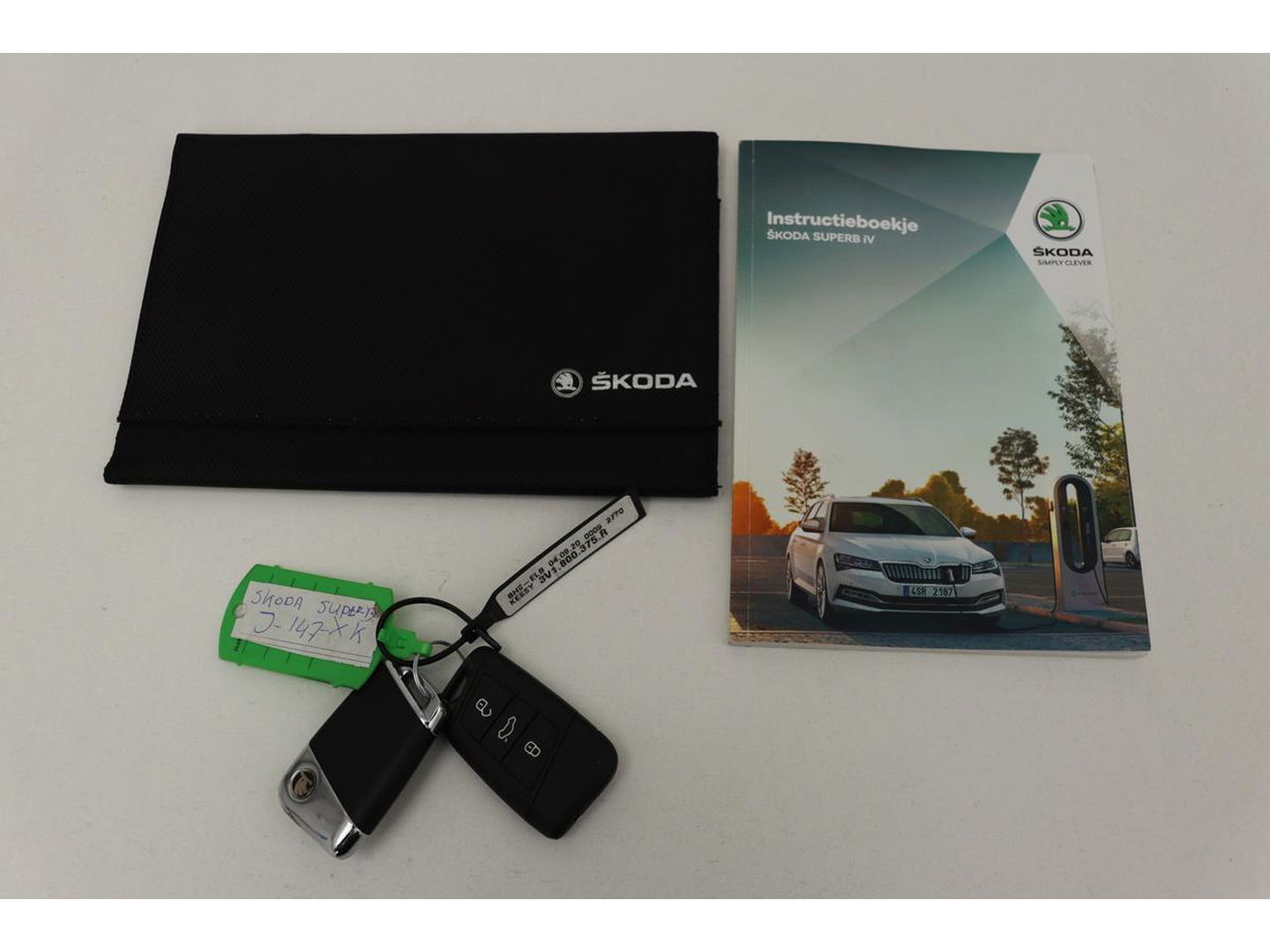 Škoda Superb 1.4 TSI iV Business Edition Plus | Stoelverwarming | Carplay | Camera | Memory | Full LED | Navigatie | Keyless | PHEV