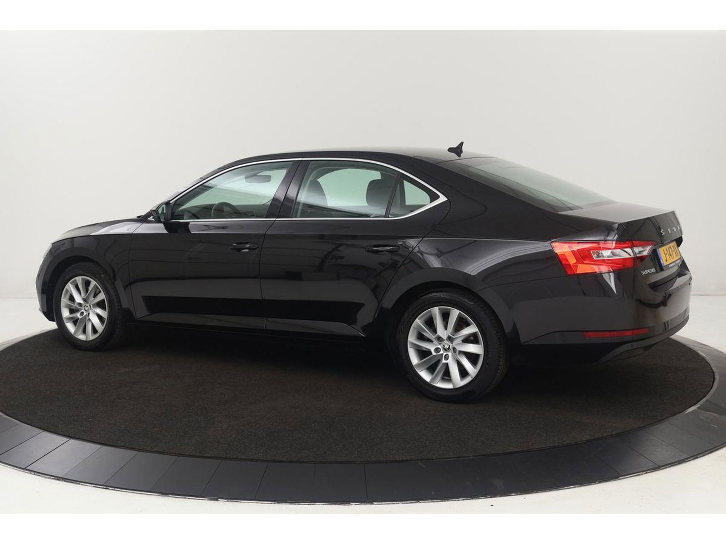 Škoda Superb 1.4 TSI iV Business Edition Plus | Stoelverwarming | Carplay | Camera | Memory | Full LED | Navigatie | Keyless | PHEV