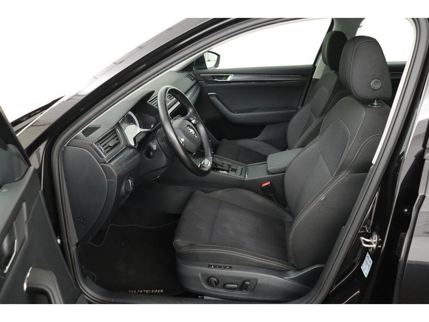 Škoda Superb 1.4 TSI iV Business Edition Plus | Stoelverwarming | Carplay | Camera | Memory | Full LED | Navigatie | Keyless | PHEV
