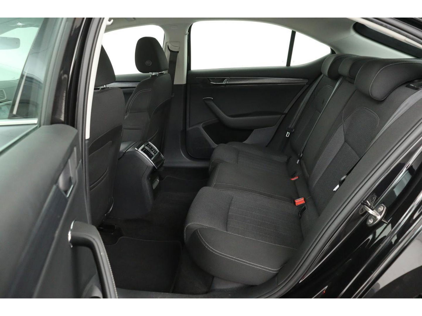 Škoda Superb 1.4 TSI iV Business Edition Plus | Stoelverwarming | Carplay | Camera | Memory | Full LED | Navigatie | Keyless | PHEV