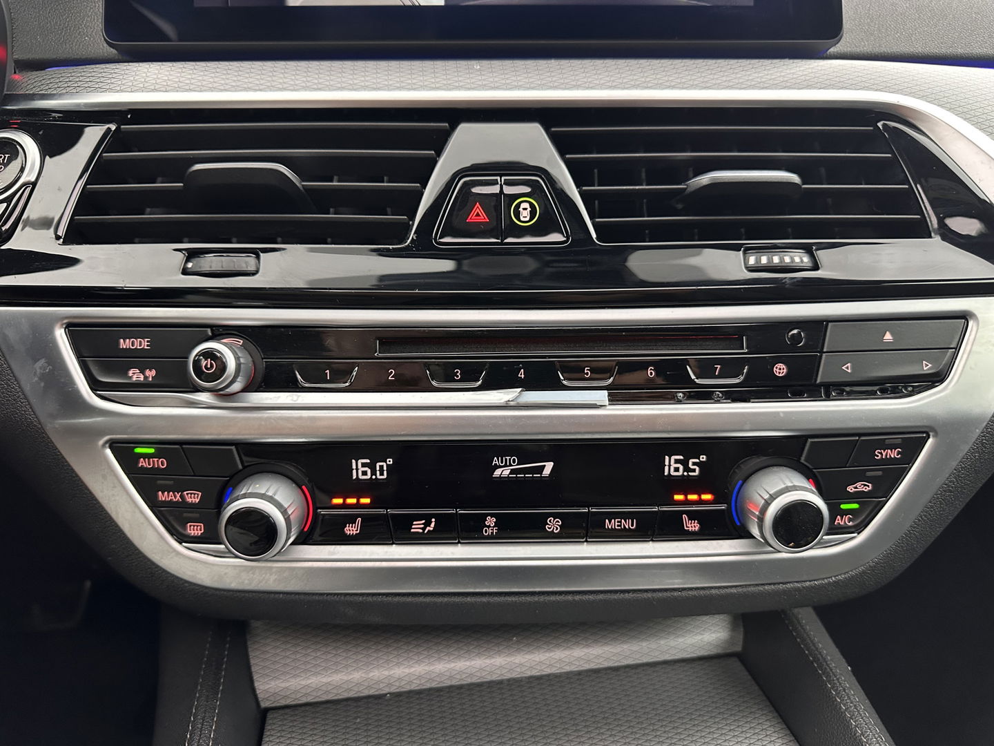 BMW 5 Serie 520d xDrive High Executive Aut. *PANO | FULL-LEATHER | FULL-LED | HEAD-UP | DIGI-COCKPIT | NAVI-FULLMAP | TOP-VIEW | MEMORY-PACK | ECC | PDC | CRUISE | 20''ALU | TOWBAR*