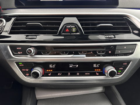 BMW 5 Serie 520d xDrive High Executive Aut. *PANO | FULL-LEATHER | FULL-LED | HEAD-UP | DIGI-COCKPIT | NAVI-FULLMAP | TOP-VIEW | MEMORY-PACK | ECC | PDC | CRUISE | 20''ALU | TOWBAR*