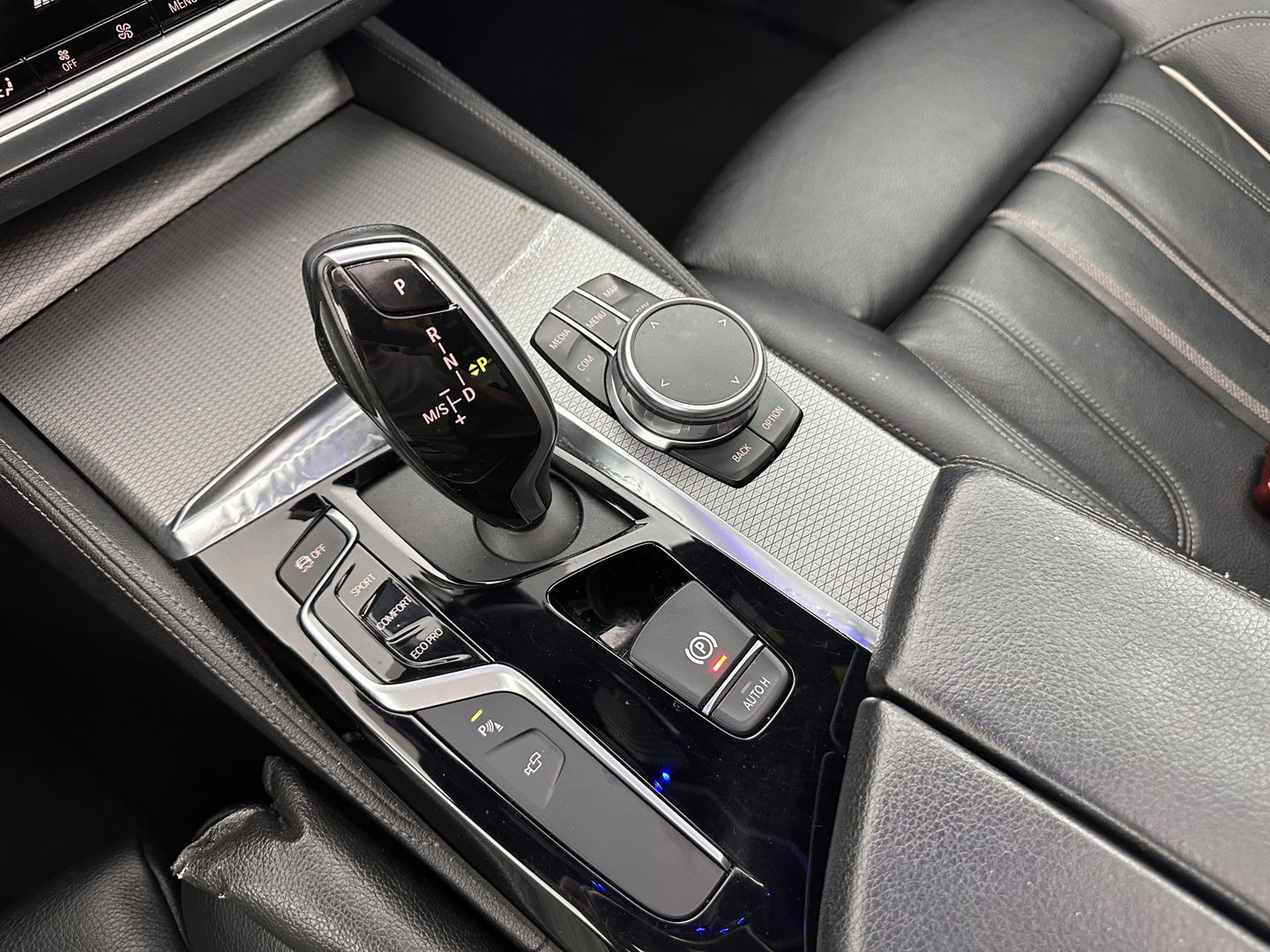 BMW 5 Serie 520d xDrive High Executive Aut. *PANO | FULL-LEATHER | FULL-LED | HEAD-UP | DIGI-COCKPIT | NAVI-FULLMAP | TOP-VIEW | MEMORY-PACK | ECC | PDC | CRUISE | 20''ALU | TOWBAR*
