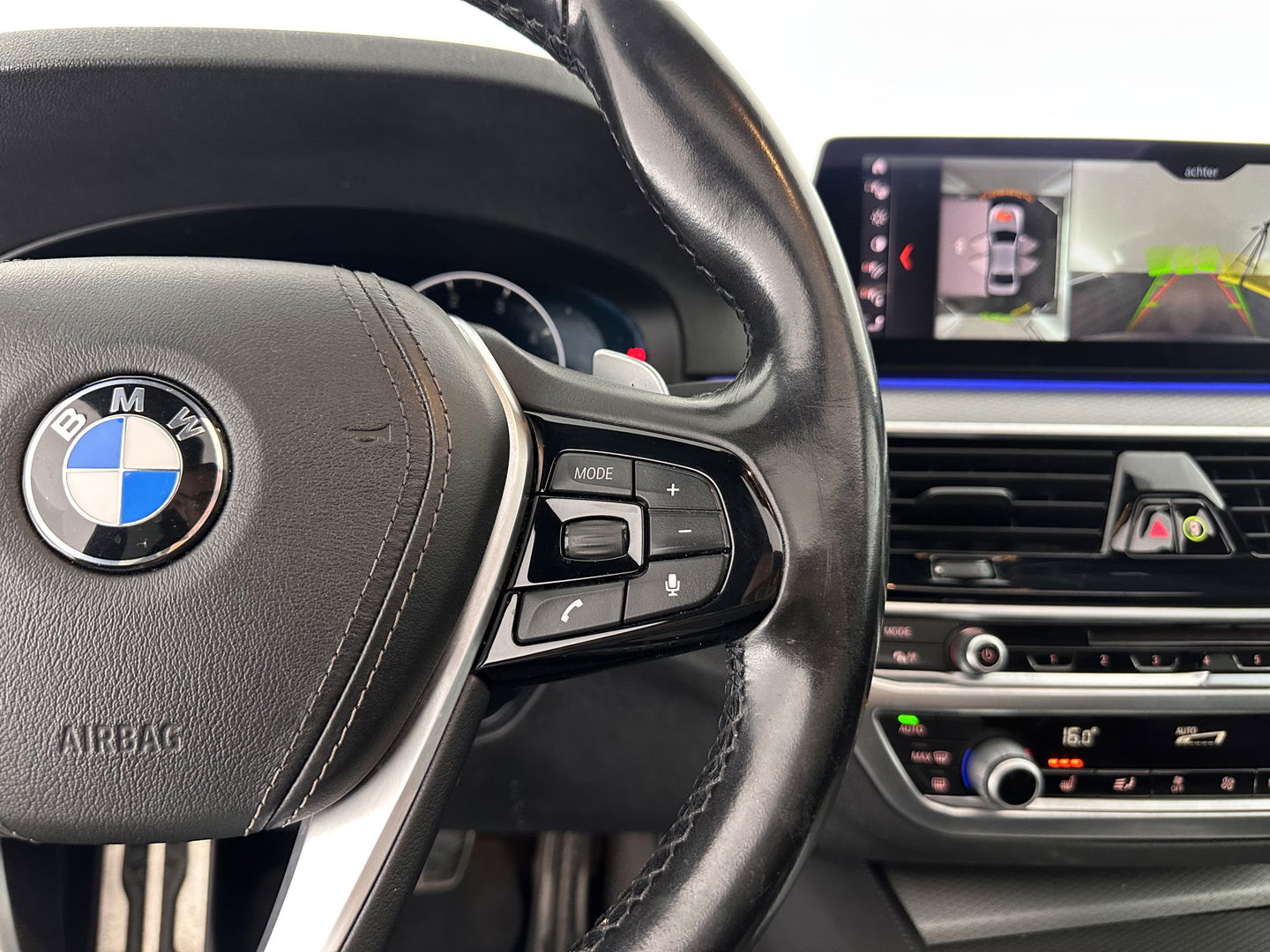 BMW 5 Serie 520d xDrive High Executive Aut. *PANO | FULL-LEATHER | FULL-LED | HEAD-UP | DIGI-COCKPIT | NAVI-FULLMAP | TOP-VIEW | MEMORY-PACK | ECC | PDC | CRUISE | 20''ALU | TOWBAR*