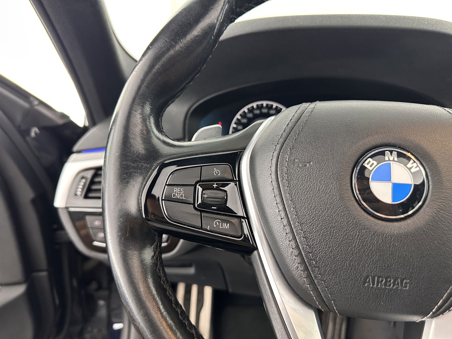 BMW 5 Serie 520d xDrive High Executive Aut. *PANO | FULL-LEATHER | FULL-LED | HEAD-UP | DIGI-COCKPIT | NAVI-FULLMAP | TOP-VIEW | MEMORY-PACK | ECC | PDC | CRUISE | 20''ALU | TOWBAR*
