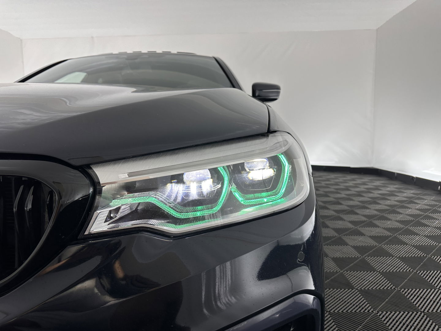 BMW 5 Serie 520d xDrive High Executive Aut. *PANO | FULL-LEATHER | FULL-LED | HEAD-UP | DIGI-COCKPIT | NAVI-FULLMAP | TOP-VIEW | MEMORY-PACK | ECC | PDC | CRUISE | 20''ALU | TOWBAR*