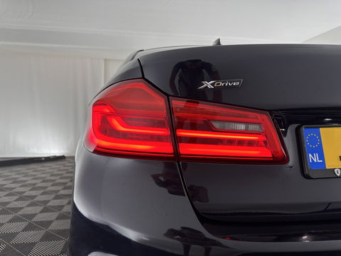 BMW 5 Serie 520d xDrive High Executive Aut. *PANO | FULL-LEATHER | FULL-LED | HEAD-UP | DIGI-COCKPIT | NAVI-FULLMAP | TOP-VIEW | MEMORY-PACK | ECC | PDC | CRUISE | 20''ALU | TOWBAR*