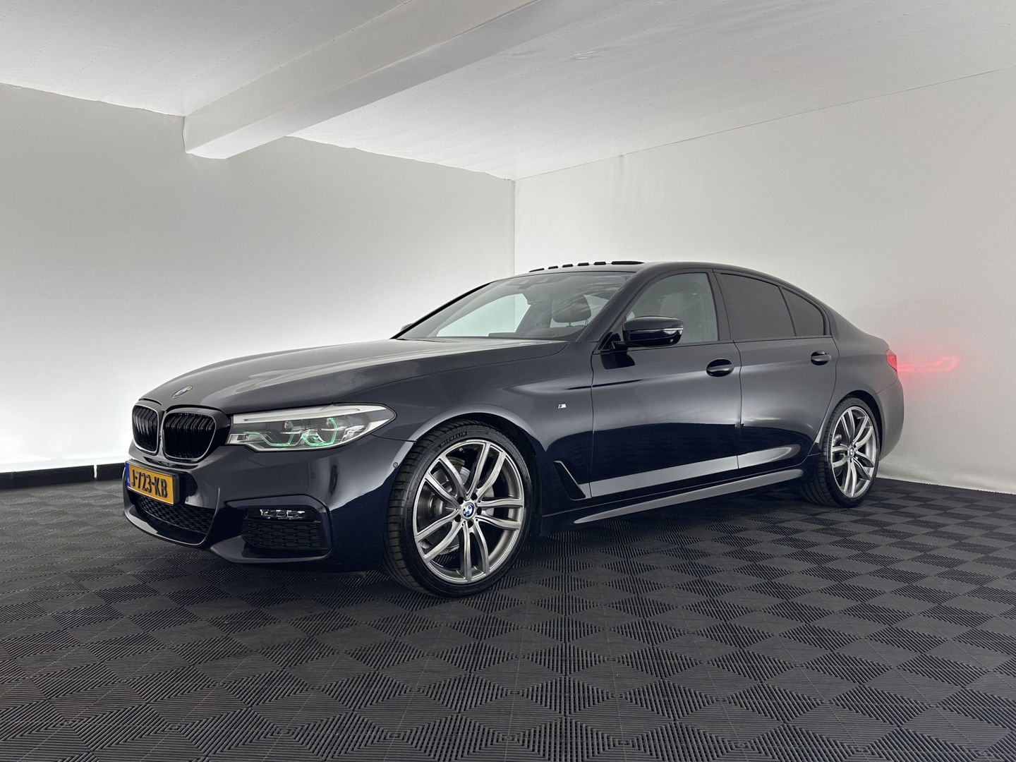 BMW 5 Serie 520d xDrive High Executive Aut. *PANO | FULL-LEATHER | FULL-LED | HEAD-UP | DIGI-COCKPIT | NAVI-FULLMAP | TOP-VIEW | MEMORY-PACK | ECC | PDC | CRUISE | 20''ALU | TOWBAR*